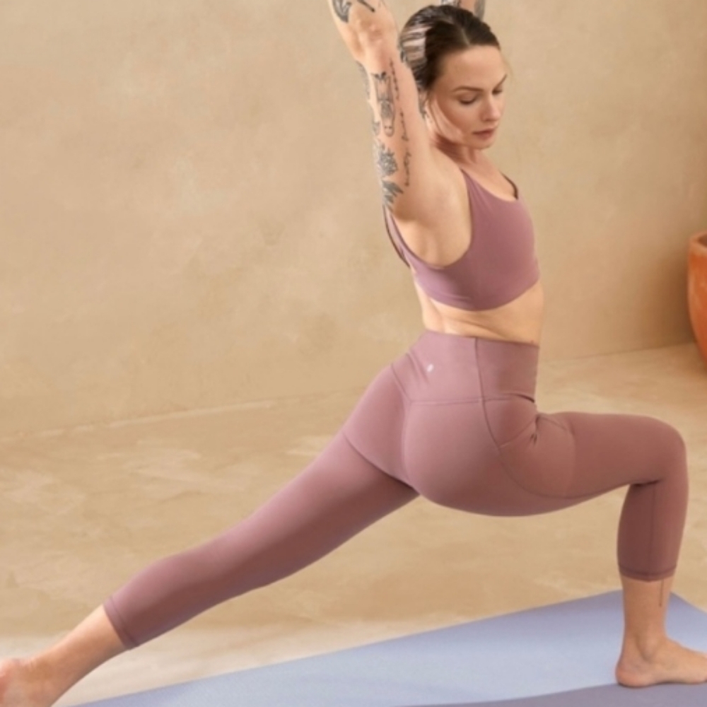 High-Waist Capri Performance Leggings in Dusty Mauve